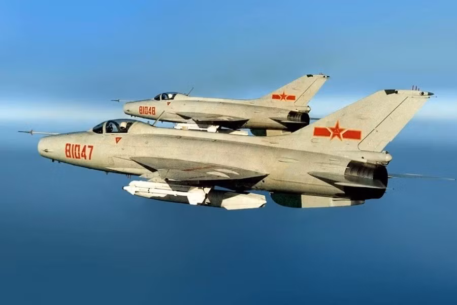 Tại Iran, các bản sao tiêm kích MiG-21 do Trung Quốc chế tạo đã được sử dụng làm phương tiện mang bom dẫn đường thuộc dòng Yasin, với đôi cánh mở, loại bom có thể bay tới mục tiêu cách xa 50 km. Theo Topwar.