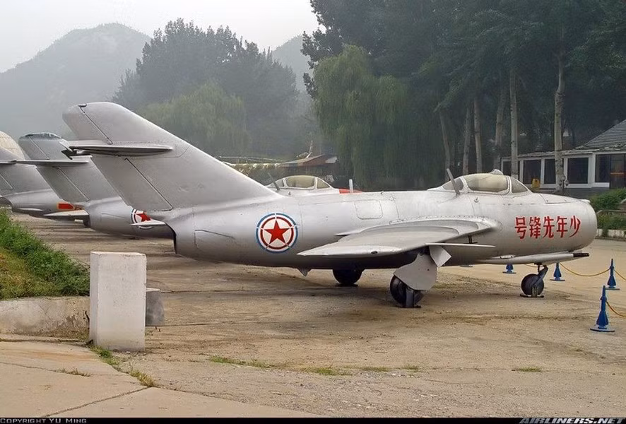 Phần lớn số tiêm kích hoán cải thành UAV nói trên được sử dụng làm "bia bay" cho phòng không tập bắn, nhưng trường hợp đặc biệt đã được ghi nhận khi Azerbaijan dùng vận tải cơ An-2 cũ như "máy bay không người lái nhử mồi" trong cuộc chiến Nagorno-Karabakh. Theo Topwar.