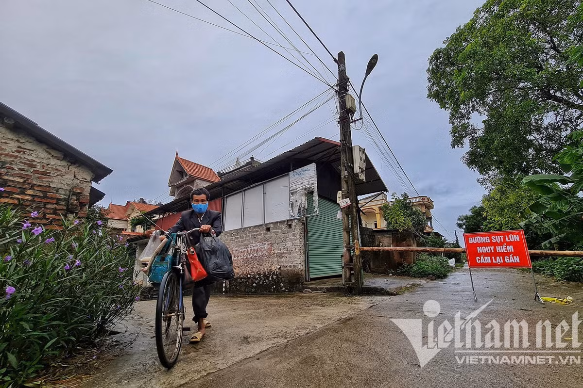 Người dân được cảnh báo không đi vào khu vực đê lún