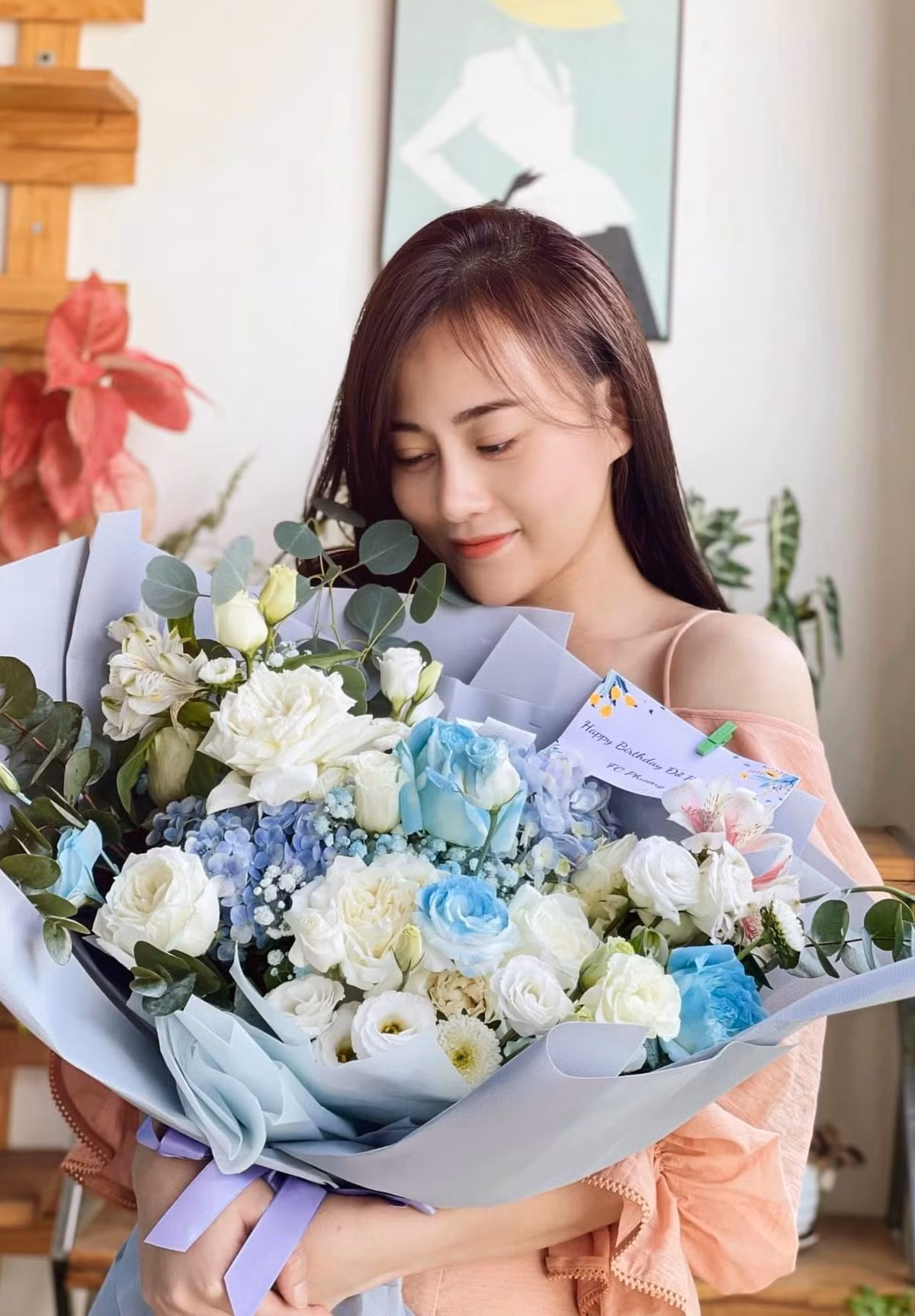 Những ngày cuối gắn bó với vai diễn, Phương Oanh đón sinh nhật lần thứ 32 trên phim trường. Cô cũng từng chia sẻ rất tiếc khi phải tạm biệt 'bé Nọng', cách gọi vui của nữ diễn viên với nhân vật của mình.