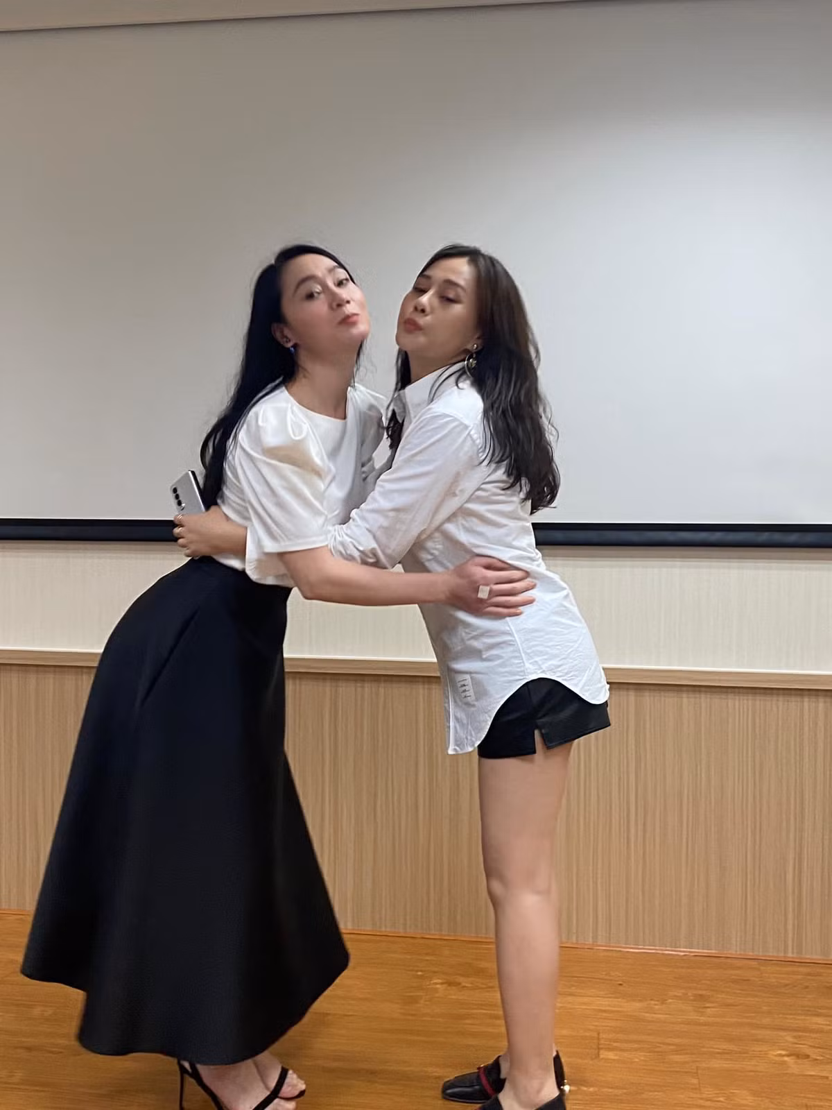 Trước đó nữ diễn viên sinh năm 1989 thả tóc, diện short kết hợp với sơ mi trắng và giày Gucci - phong cách chưa từng thấy trên phim khi xuất hiện trong tiệc đóng máy 'Hương vị tình thân'.