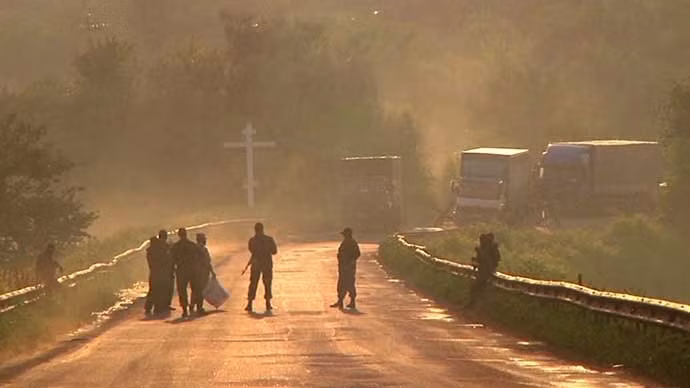 Dân quân Lugansk đứng trên con đường chờ quân chính phủ tới.