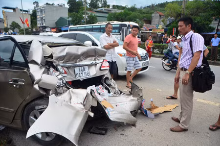 Chiếc xe đạp và ô tô con bị xe khách húc cong vênh, bẹp dúm.