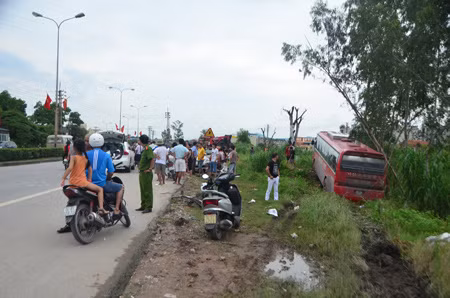 Chiếc xe khách chỉ dừng lại khi lao xuỗng rãnh ven đường.