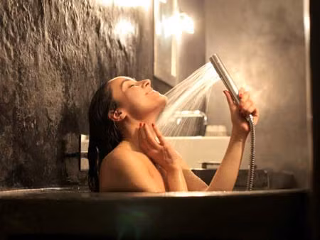Tắm nóng bằng vòi hoa sen: Tắm nóng bằng vòi hoa sen thực sự giúp xua tan mọi căng thẳng. Tráng lại bằng chút nước lạnh sau khi tắm nóng sẽ giúp tăng cường sinh lực cho mọi tế bào trong cơ thể.