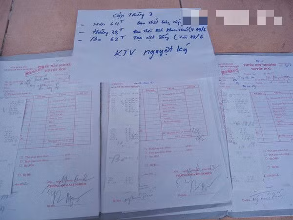 Các con số xét nghiệm đính kèm trên những phiếu rất mờ không thể nhìn rõ. Ảnh: Soha