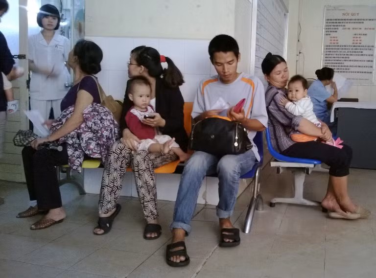 Do lượng bệnh nhân nhi quá đông, Bệnh viện Nhi Trung ương đã rơi vào tình trạng quá tải. Nhiều bệnh nhi đến từ sáng sớm, nhưng do non trưa vẫn chưa được thăm khám