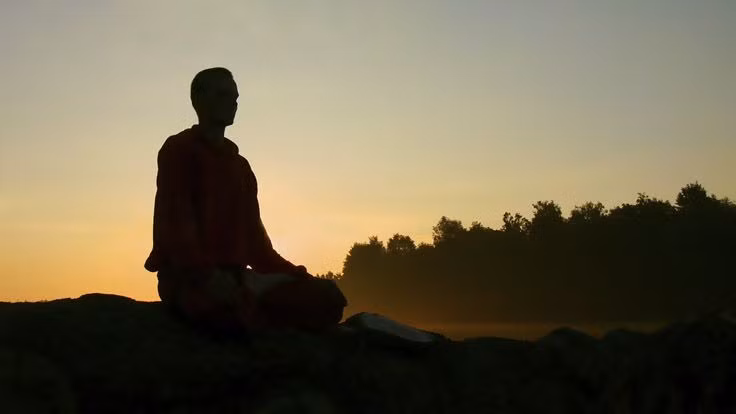 Thiền: Thiền là một cách thư giãn đã được thử và kiểm nghiệm. Khi bắt đầu thiền, đầu óc có thể nghĩ vẩn vơ và bạn cảm thấy mình không thể tập trung. Tuy nhiên, từ từ bạn sẽ kiểm soát được tâm trí của mình.