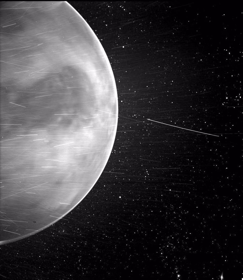 Parker là tàu thăm dò Mặt Trời của NASA. Đây là bức ảnh Kim tinh được Parker chụp trên đường đến Mặt Trời. Những vùng tối trên bề mặt hành tinh này là một phần của cao nguyên Aphrodite Terra, trải dài khoảng 2/3 hành tinh với rất nhiều dung nham đang chảy. Những vệt sáng trên Kim tinh có thể là bụi được Mặt Trời chiếu sáng, hoặc bụi bám vào camera của Parker.