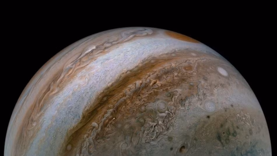 Tàu vũ trụ Juno được NASA chế tạo với sứ mệnh khám phá Mộc tinh. Hình ảnh được chụp bởi Juno và xử lý bởi nhà khoa học Tanya Oleksuik cho thấy những cơn bão xoáy tròn đặc trưng của Mộc tinh. Khí quyển của hành tinh này được bao bọc bởi hydro và heli nên các cơn bão liên tục xảy ra, cơn bão lớn nhất đã hoạt động trong 100 năm, kích thước gấp đôi Trái Đất.