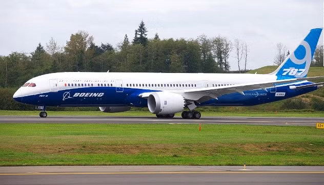 Boeing 787 Dreamliner đã cách mạng hóa thiết kế máy bay phản lực và thương thế kỷ 21. Tổng trọng lượng nhẹ hơn và tiết kiệm 20% nhiên liệu hơn so với máy bay cùng cỡ, nhưng lại là “ác mộng” của hãng do bị cháy pin ngay trong lần bay đầu tiên.