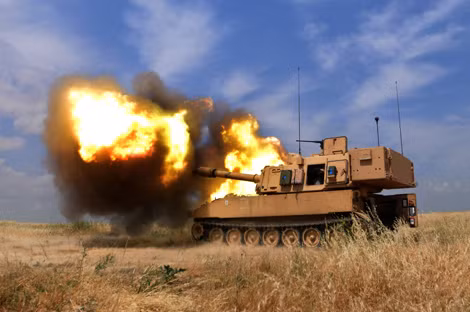 M109A6 bắn đạn thường đi xa 18km hoặc 30km với đạn tăng tầm.