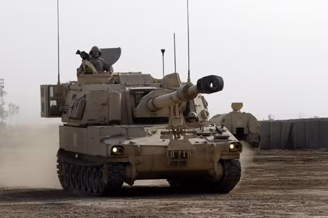 M109A6 hành tiến với tốc độ tối đa 64km/h.