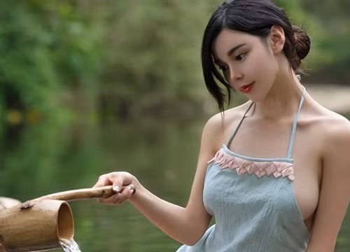 Hot girl đường phố mặc yếm không phòng hộ - Hình 3 Hot girl duong pho mac yem khong phong ho-Hinh-3