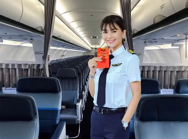 Tới năm 2016, nữ diễn viên sinh năm 1989 thi tuyển phi công tại trường bay Việt, sau đó sang Mỹ học thực hành bay. Với quyết định táo bạo này, Diệu Thúy trở thành nữ diễn viên đầu tiên của Việt Nam trở thành phi công.