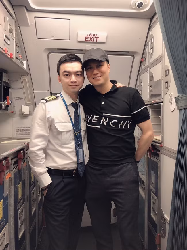 Mới đây, Hà Duy đăng tải ảnh chụp cùng diễn viên Việt Anh khi có dịp gặp gỡ đàn anh trên chuyến bay tới Đà Lạt. Đăng tải kèm bức ảnh, Hà Duy viết: "Ông con ngoài đời và ông con trên phim của mẹ Hương Dung". Việt Anh từng đóng vai con trai của nghệ sĩ Hương Dung trong phim "Chạy án". Đây cũng là tác phẩm làm nên tên tuổi của Việt Anh.