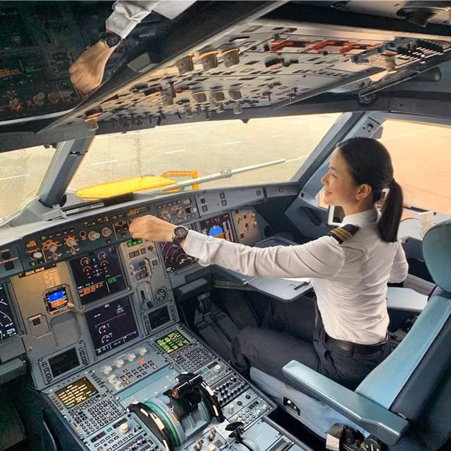 Sau một thời gian chuyên lái máy bay thương mại hạng nhỏ tại Mỹ, diễn viên "Dốc sương mù" quyết định trở về Việt Nam làm việc. Cô hiện đã có bằng lái máy bay theo tổ theo tiêu chuẩn FAA - Mỹ. Trên trang cá nhân, Diệu Thúy thường xuyên cập nhật hình ảnh cuộc sống đời thường.