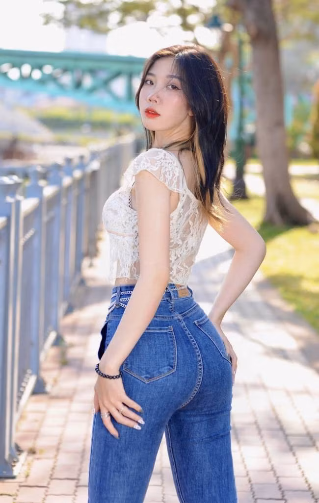 Tập luyện kèm chế độ ăn và sinh hoạt hợp lý giúp cô có thân hình quyến rũ.