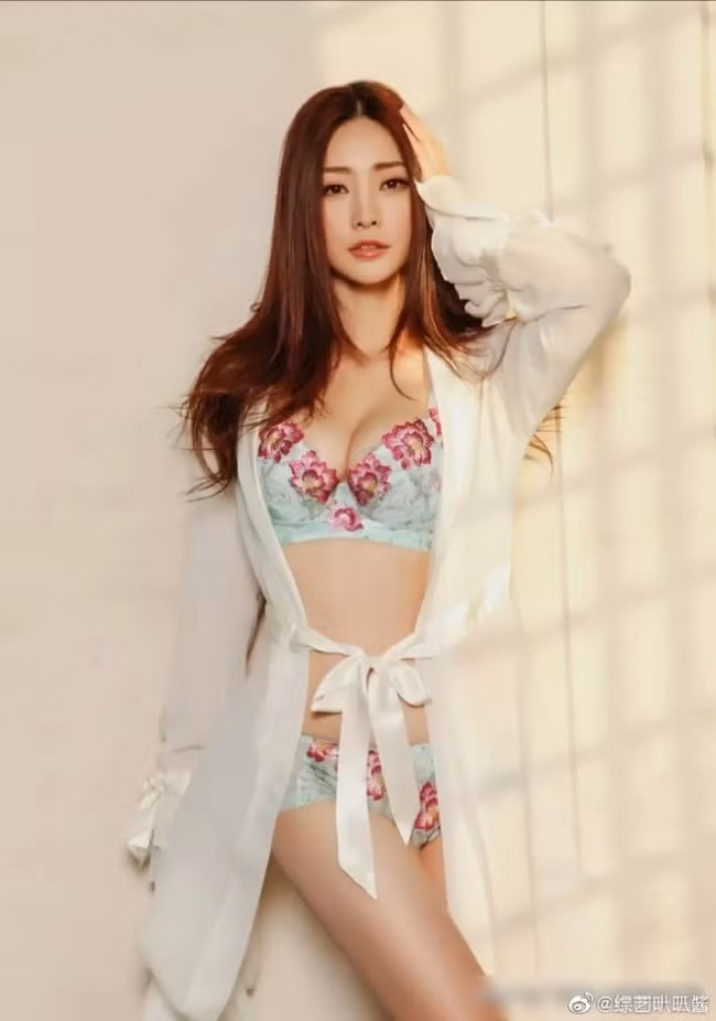 Thời gian gần đây, tên tuổi cô một lần nữa gây chú ý khi cô tham gia diễn xuất trong bộ phim "Mộng hoa lục" có sự tham gia của Trần Hiểu, Lưu Diệc Phi.