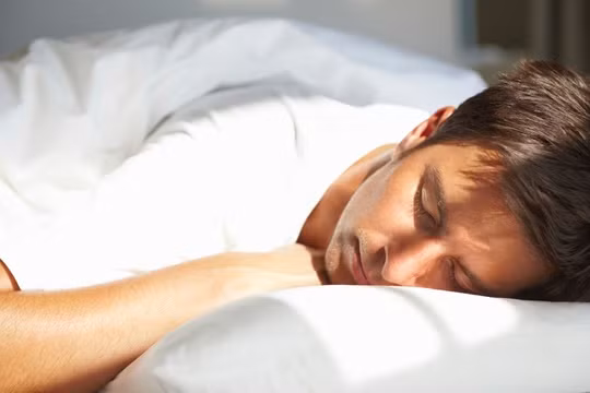  Mơ ăn cơm với người đã mất. Vận tài chính có nhiều khởi sắc trong thời gian tới. Bạn có thể được tăng lương, nhận phần thưởng xứng đáng. Đồng thời các dự án đầu tư cũng đang có tín hiệu tốt. Giấc mơ này là điềm báo may mắn, cát lợi, nhất là với người làm ăn kinh doanh, buôn bán. 