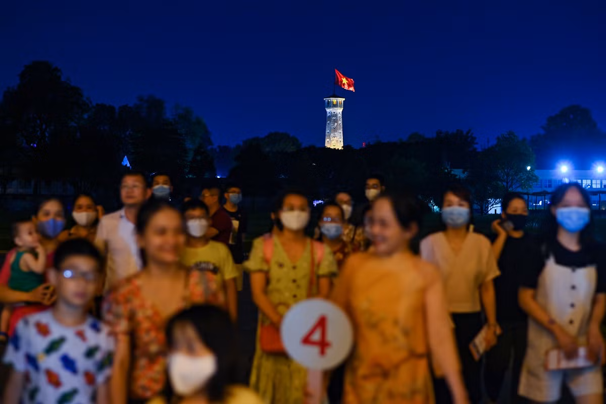 Khám phá Hoàng thành Thăng Long buổi đêm giúp du khách có thể hình dung một phần lịch sử kinh thành Thăng Long xưa, trải dài từ thế kỷ 7 đến thế kỷ 19, xuyên suốt các triều đại: Đại La, Lý, Trần, Mạc, Lê và Nguyễn.