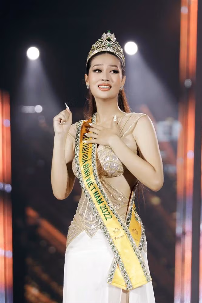Thien An phan ung cuc ben khi bi MC Miss Grand chiem cho-Hinh-9