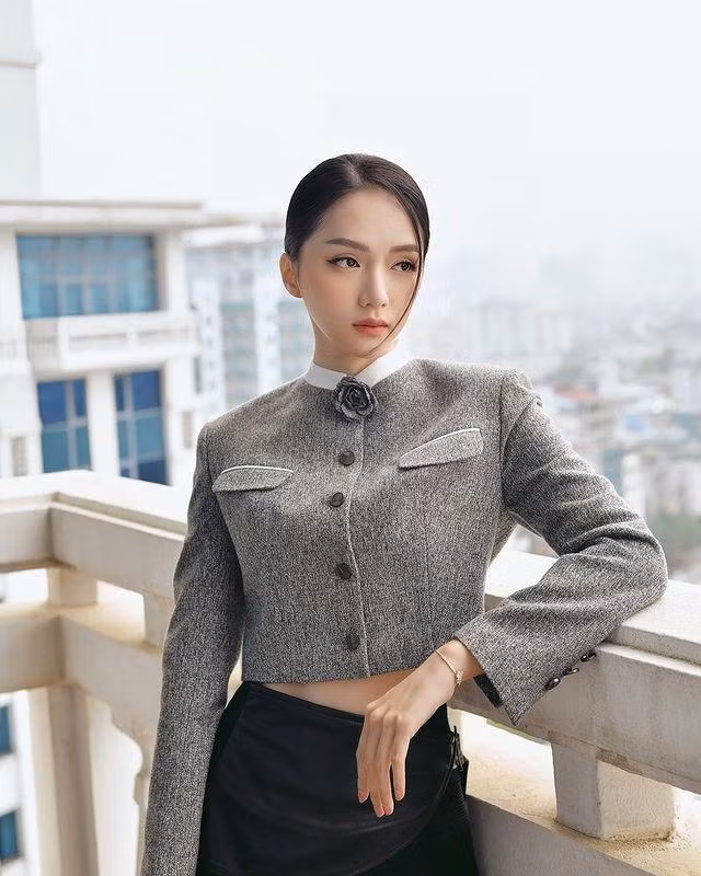 Chẳng cần cầu kì, Hương Giang vẫn đủ thu hút ống kính truyền thông. Ai cũng phải xuýt xoa trước nhan sắc không lép vế nhân vật chính của nàng hậu chuyển giới.