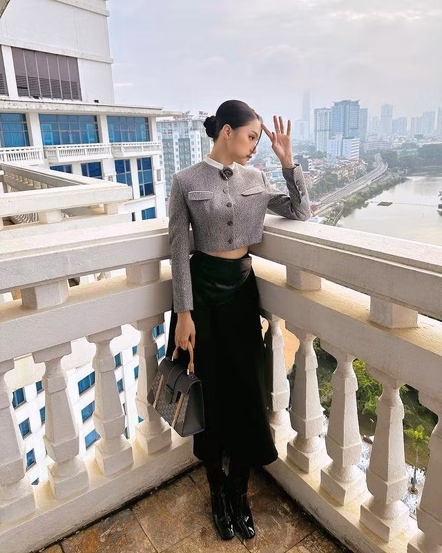Tham dự đám cưới Bình An - Phương Nga ở Hà Nội vừa qua, Hương Giang gây chú ý với diện mạo xinh đẹp, sang chảnh.