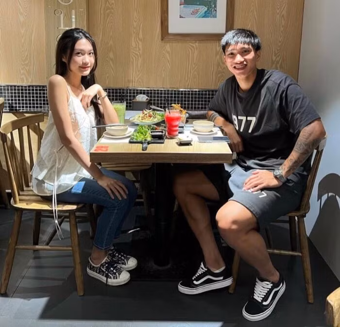 Đoàn Văn Hậu và bạn gái Doãn Hải My "tay trong tay" hẹn hò Doan Van Hau va ban gai Doan Hai My