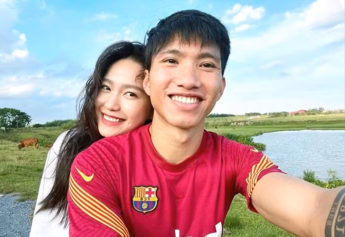 Đoàn Văn Hậu và bạn gái Doãn Hải My "tay trong tay" hẹn hò - Hình 3 Doan Van Hau va ban gai Doan Hai My
