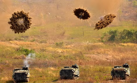 AAV-7 bắn đạn khói nghi binh.