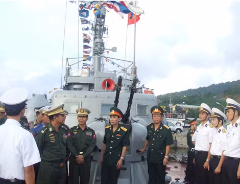 Pháo phòng không tự động AK-230 trang bị trên tàu tấn công nhanh Osa II, tàu phóng lôi lớp Shershen của Hải quân Nhân dân Việt Nam. Trong ảnh là tháp pháo AK-230 lắp trên tàu tên lửa Osa II.