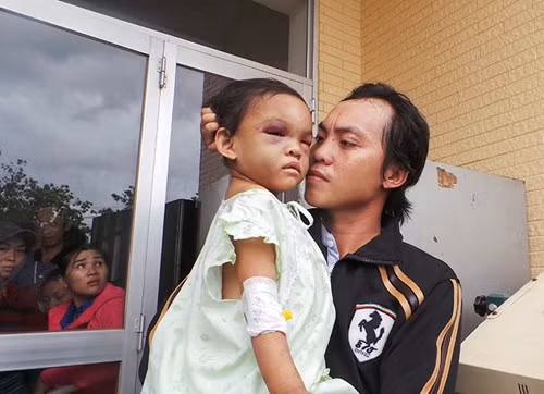 Giây phút cha con đoàn tụ với nhau.