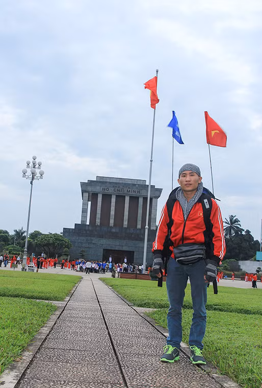 Thạc sĩ Võ Mạnh Tuấn bắt đầu chuyến hành trình từ Lăng Chủ tịch Hồ Chí Minh vào sáng 19/7.
