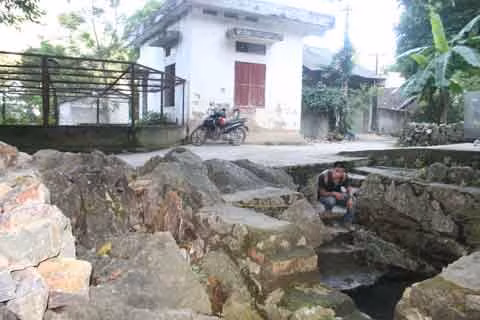 Một máy bơm nước được đặt tại mó Bách Linh để hút nước phục vụ cho trên 4.000 người dân thị trấn Quảng Uyên.