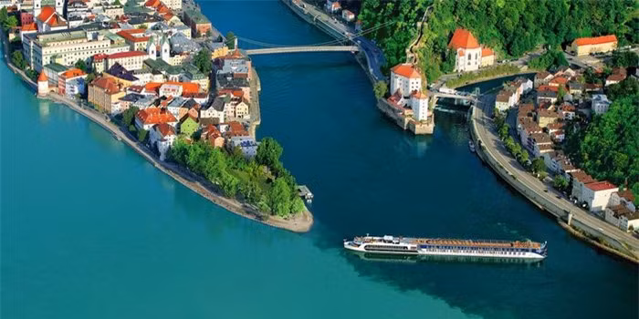 Giao điểm sông Ilz, Danube và Inn (Passau, Đức):Ba con sông này có màu nước khác biệt. Điều này hiện rõ vào một số thời điểm trong năm, tạo ra bức tranh sắc màu tuyệt đẹp. Ảnh:Travelingtoworld.