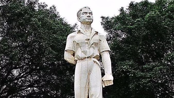Lý Tự Trọng: Anh hùng Lý Tự Trọng (1914-1931) quê ở huyện Thạch Hà, tỉnh Hà Tĩnh. Mới 10 tuổi, Lý Tự Trọng đã tham gia hoạt động cách mạng. Năm 1931, trong buổi mít tinh kỷ niệm khởi nghĩa Yên Bái tại Sài Gòn, Lý Tự Trọng bắn chết viên mật thám Le Grand để bảo vệ diễn giả Phan Bôi. Sau sự kiện này, ông bị thực dân Pháp kết án tử hình khi mới 17 tuổi. Trước khi ra đi, anh để lại câu nói lưu danh muôn đời: “Con đường của thanh niên chỉ có thể là cách mạng, không thể là con đường nào khác”.