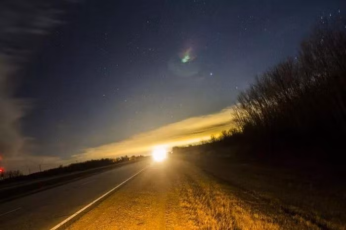 4. UFO "ngôi sao đỏ" Charlie ở Canada năm 1975. Hàng trăm người dân trong khu vực Nam Manitoba, Canada cho biết họ đã nhìn thấy một vật thể lạ phát ra ánh sáng màu đỏ cam bay lên bầu trời hàng đêm trong vài tháng. Chiếc UFO được đặt biệt danh trìu mến là Charlie Redstar (sao đỏ Charlie). Charlie đã truyền cảm hứng cho những bữa tiệc ngắm UFO trên các cánh đồng trên khắp Manitoba suốt thời gian nó xúat hiện. Ảnh: Manitoba, Canada.