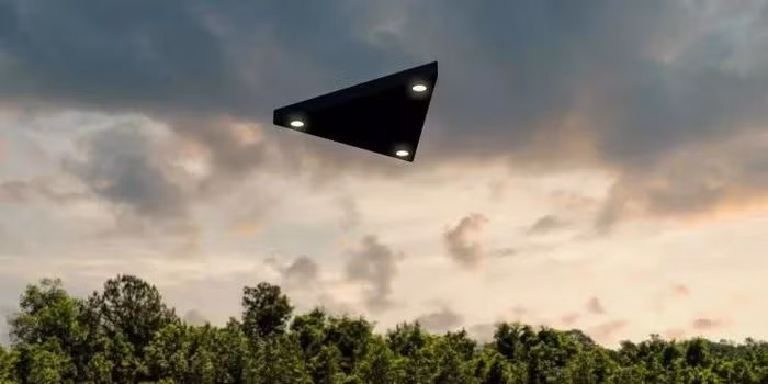 5. Những lần chạm trán UFO ở Bỉ. Chỉ trong khoảng 5 tháng (1989–1990), có tới 13.500 người tuyên bố nhìn thấy UFO hình tam giác màu đen bay thấp và im lặng, mỗi hình tam giác có ba đèn pha màu cam. Đây là một loại UFO hoàn toàn khác với các báo cáo trước đây. Những người hoài nghi gọi sự kiện này là sự ảo giác hàng loạt. Tuy nhiên, những người tin tưởng vào sự tồn tại của UFO lại nói rằng, radar quân sự có hoạt động bất thường khi UFO tam giác màu đen xuất hiện vì thế chiếc UFO được cho là có thật, không phải ảo giác.