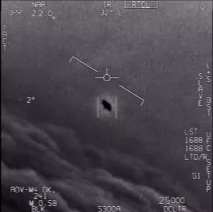 2. USS Nimitz chạm trán UFO ngày 14/11/2004 trên Thái Bình Dương. Cách San Diego 160km về phía tây nam, các phi công chiến đấu trên tàu sân bay USS Nimitz của Hải quân Mỹ đã chạm trán với một chiếc UFO kỳ lạ màu trắng hình dạng kiểu Tic Tac khổng lồ và di chuyển nhanh gấp ba lần tốc độ âm thanh. "Tôi không biết mình đã thấy gì nữa. Nó không có cánh hoặc rotor và bay nhanh hơn cả những chiếc F-18 của chúng tôi", Trung úy David Fravor - một trong những phi công có cơ hội nhìn thấy UFO Tic Tac chia sẻ về cuộc chạm trán. Lầu Năm góc sau đó đã thừa nhận về cuộc chạm trán này và rằng, họ không biết vật thể là gì. Ảnh: Ảnh chụp UFO từ tàu bay USS Nimitz ở Thái Bình Dương.