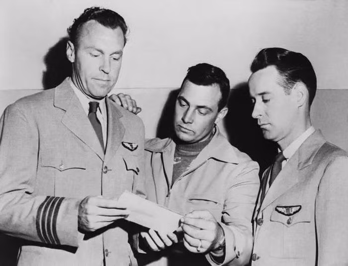 1. Chạm trán UFO trên núi Rainier, Washington (Mỹ) năm 1947. Phi công Kenneth Arnold đang lái máy bay riêng thì nhìn thấy một tia sáng, sau đó là một vật thể mà anh mô tả là trông "giống như một cái đĩa". Nó đang di chuyển với tốc độ nhanh không thể hiểu nổi dọc theo sườn núi Rainier. Sau đó, anh nhìn thấy thêm 8 "chiếc đĩa" nữa. Viên phi công sau đó đã báo cáo việc nhìn thấy các "vật thể bay không xác định" (UFO). Ảnh: Từ trái qua phải: Phi công EJ Smith, Kenneth Arnold và Ralph E. Stevens xem ảnh chụp UFO.