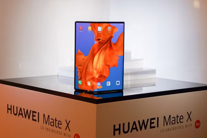 Đây là những smartphone mà hình gập đầu tiên ra mắt thị trường - Hình 2 Day la nhung smartphone ma hinh gap dau tien ra mat thi truong-Hinh-2