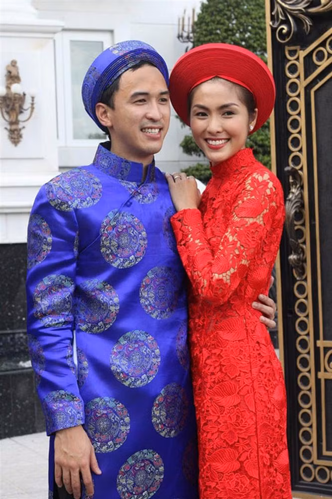 Lội lại quá khứ thì còn ngạc nhiên gấp bội khi đây chính là áo dài của chú rể trong ngày cả 2 kết hôn.