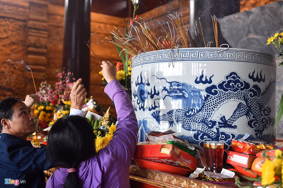 Điều khiến nhiều du khách tò mò đó là chùa Tam Chúc nằm trong vùng in đậm dấu ấn di tích lịch sử văn hóa, danh lam thắng cảnh nổi tiếng như, động Vòng, động Cô Đôi, chùa Thiên Phúc, chùa Bà Đanh, đền Lý Thường Kiệt...