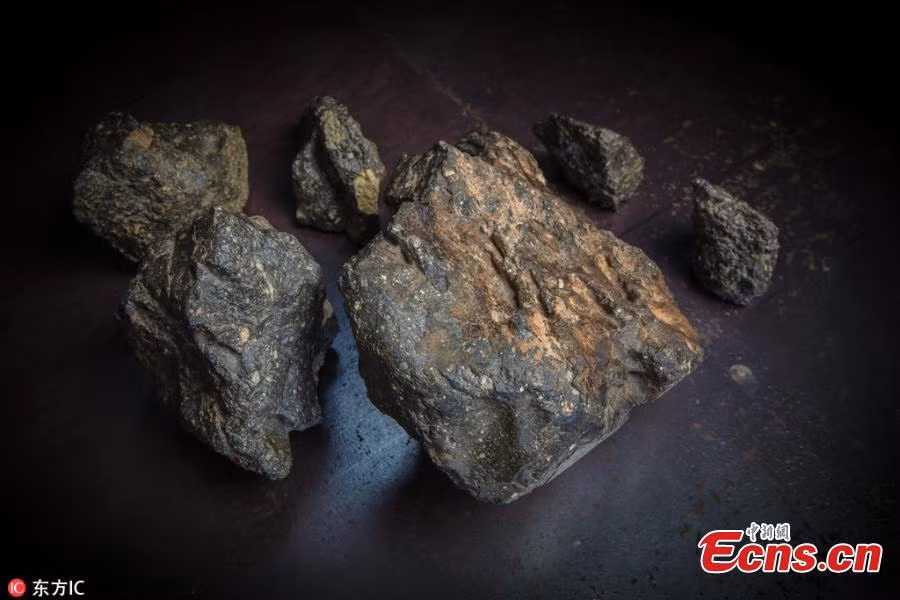 Các chuyên gia về không gian vũ trụ đoán, vật thể này đã bị bật ra khỏi bề mặt mặt trăng từ một quá khứ xa xôi, có thể là do một vụ va chạm với thiên thạch ngoài vũ trụ, và bắt đầu cuộc "du hành " tới trái đất.