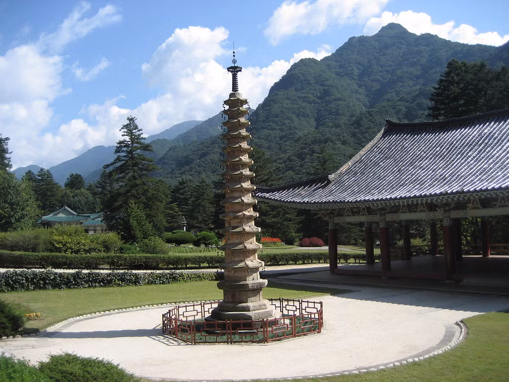 Phía trước chánh điện Taeung là bảo tháp 13 tầng Sokka, được xây dựng từ thế kỷ 14 và được chính phủ Triều Tiên xem làm bảo vật quốc gia mang số hiệu 144.