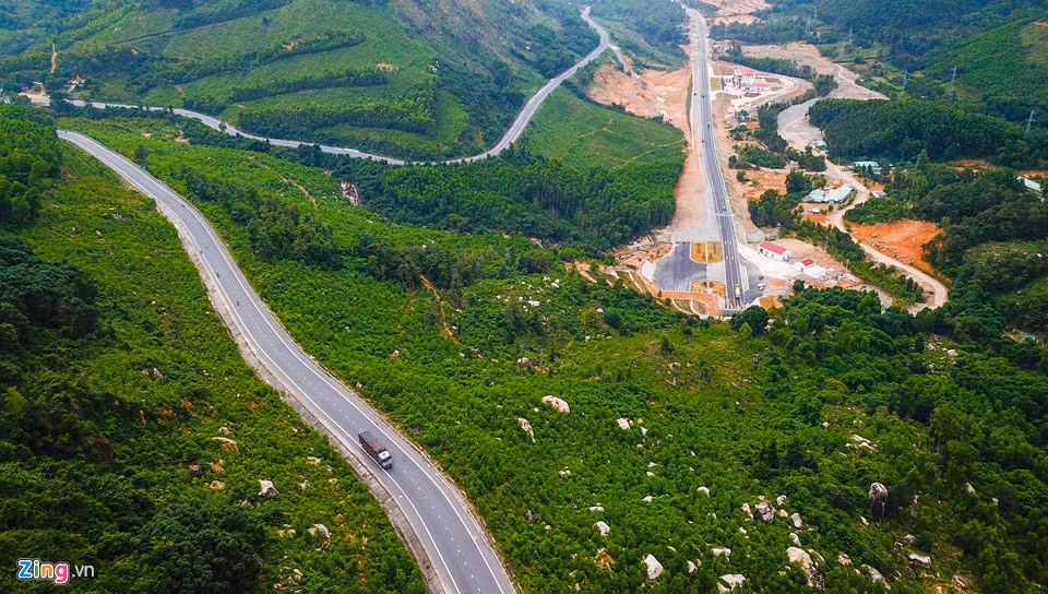Tuyến đường đèo Cù Mông quanh co, gấp khúc nguy hiểm bên công trình mới đưa vào khai thác. Theo Thứ trưởng Bộ Giao thông Vận tải Lê Đình Thọ, công trình hoàn thành đưa vào khai thác góp phần giảm thiểu tai nạn giao thông, thúc đẩy giao thương, phát triển kinh tế hai tỉnh Bình Định, Phú Yên và khu vực Nam Trung Bộ.