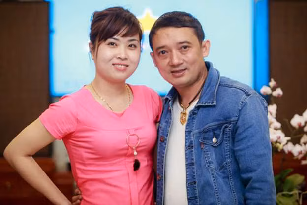 Nam diễn viên hài Chiến Thắng lấy vợ kém đến 15 tuổi. Cả hai kết hôn vào cuối năm 2016 và sau một thời gian ngắn ly hôn đã tái hợp từ năm 2017. Hiện tại, vợ chồng anh có thêm 1 con trai kháu khỉnh.