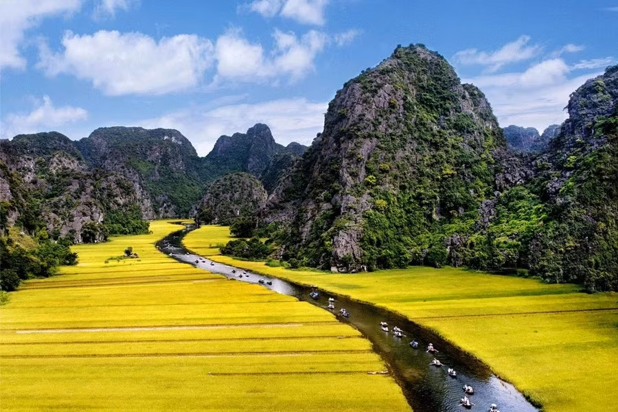 5. Nằm ở huyện Hoa Lư, Ninh Bình, Tam Cốc - Bích Động còn được biết đến với những cái tên nổi tiếng như "vịnh Hạ Long trên cạn" hay "Nam thiên đệ nhị động", là một khu du lịch trọng điểm quốc gia Việt Nam. Toàn khu vực bao gồm hệ thống các hang động núi đá vôi và các di tích lịch sử liên quan đến hành cung Vũ Lâm của nhà Trần. Ảnh: Go Asia Travel.
