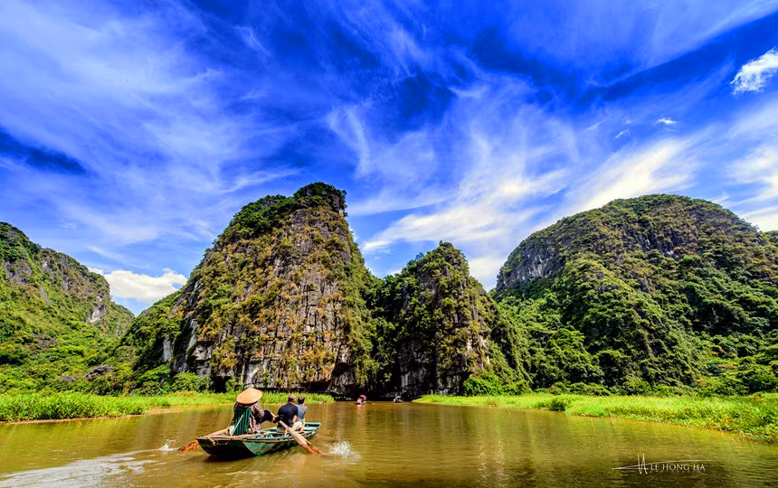 Khu du lịch Tam Cốc - Bích Động gồm nhiều tuyến tham quan du thuyền, đi xe đạp và đi bộ nối khoảng gần 20 điểm du lịch. Các tuyến chính của khu du lịch: Tuyến bến Văn Lâm - sông Ngô Đồng - Tam Cốc; Tuyến Xuyên thủy động (xuyên dưới Bích Động); Tuyến Thạch Bích - thung Nắng... Ảnh: Zing.